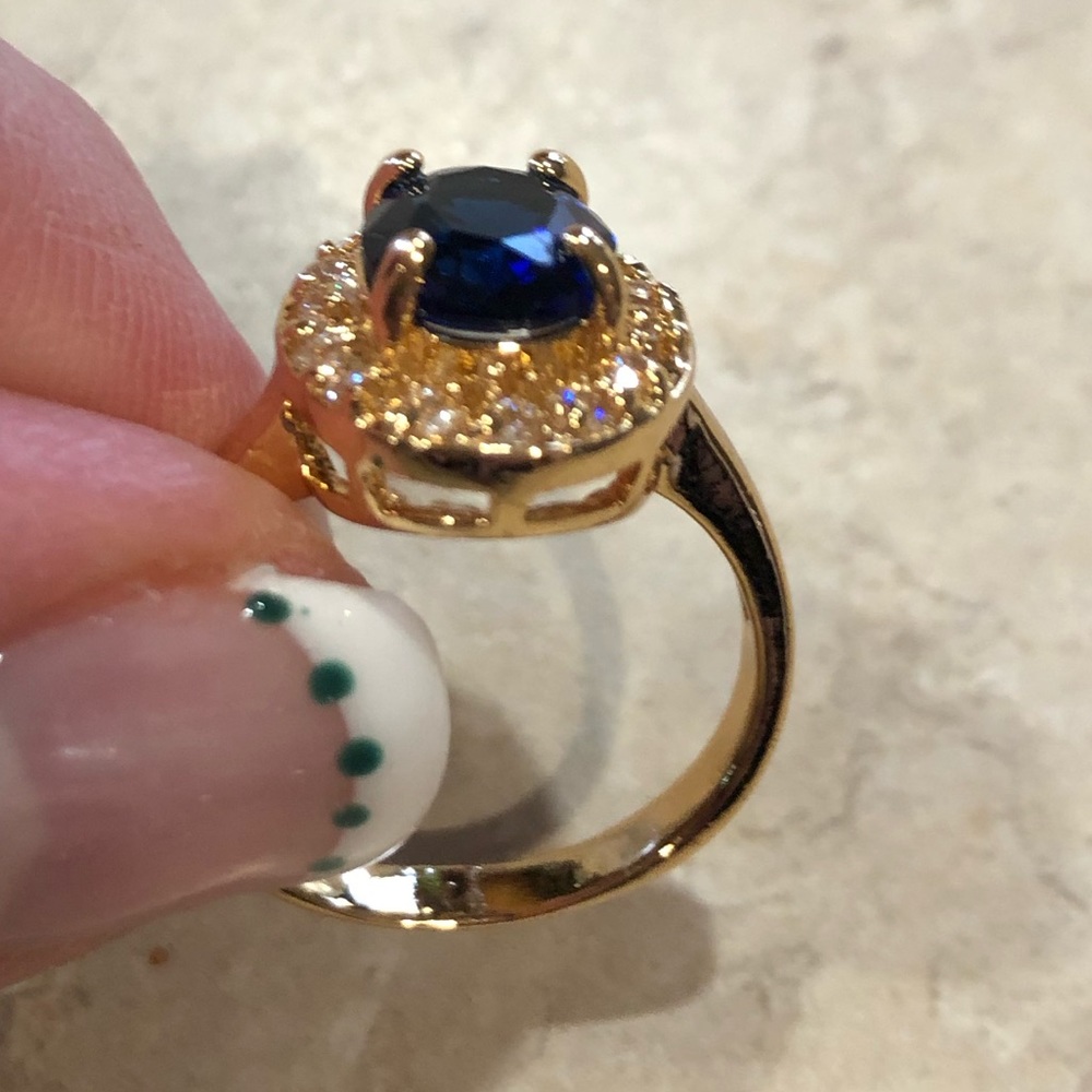 Pretty Sapphire Ring - Picture 4 of 6